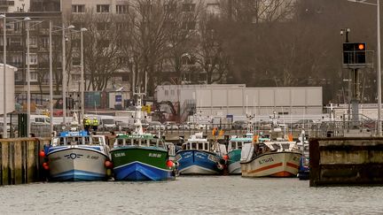 Des bateaux de pêche français bloquent l'entrée du port de Boulogne-sur-mer pour protester contre la pêche électrique menée par les navires hollandais, le 25 janvier 2018. (PHILIPPE HUGUEN / AFP)