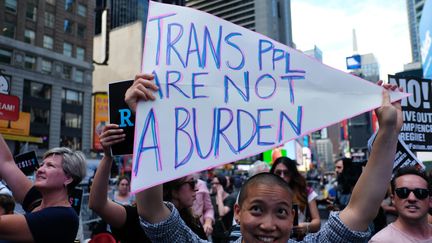 Manifestation à New York, le 26 juillet 2017, après les tweets de Donald Trump. Sur la banderole, on peut lire : "Les personnes transgenre ne sont pas une charge". (JEWEL SAMAD / AFP)