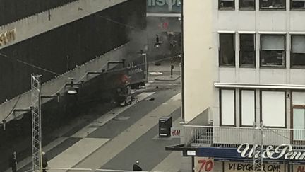 Un véhicule a renversé des passants dans une rue commerçante de Stockholm (Suède), le 7 avril 2017. (ANDREAS SCHYMAN / TT NEWS AGENCY / AFP)