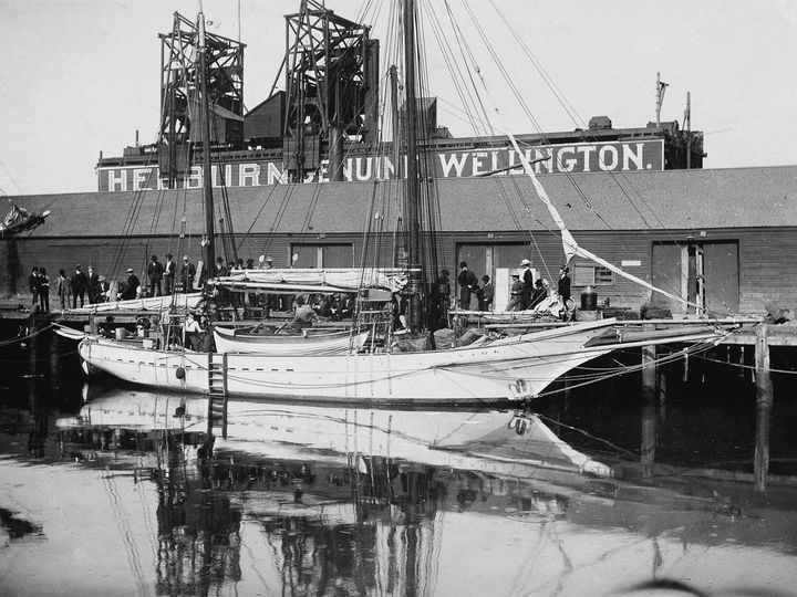 Le Snark dans le port d'Oakland, en Californie en 1907. 
 (The Huntington Library)