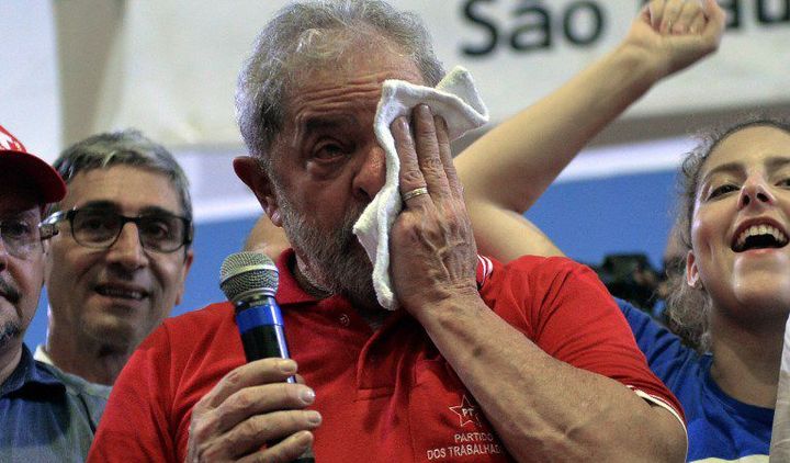 Luiz Inacio Lula  da Silva, ancien ouvrier tourneur, président du Brésil de 2003 à 2011, essuie des larmes devant ses partisans le 4 mars 2016 après le début de ses ennuis avec la justice. Il aurait sorti 30 millions de la pauvreté pensant sa présidence. (NELSON ALMEIDA / AFP)