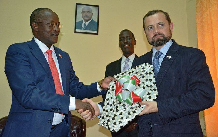 L'envoyé spécial des Etats-Unis dans la région des Grands Lacs, Thomas Periello, à Bujumbura le 27 janvier 2016 avec le premier vice-président du Burundi, Gaston Sindimwo. Ce dernier demande aux étrangers dont les pays d'origine ont rompu la coopération avec son pays, de plier bagages. (Photo AFP)