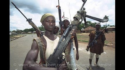 La milice des West Side Boys à Massiaka (Sierra Leone) le 15 mai 2000 (photo Patrick Robert /corbis/Sygma)