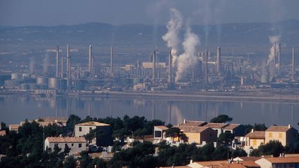 Les usines et raffineries&nbsp;le long de l'étang de Berre. (SYGMA VIA GETTY IMAGES)