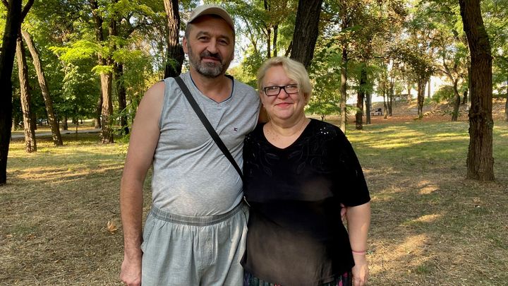 Mycola (à gauche) et Oksana, le couple a vécu l'occupation russe à Robotyne, en septembre 2023. (BORIS LOUMAGNE / RADIO FRANCE)