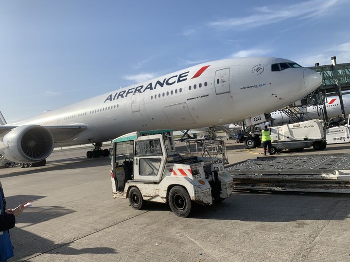 Un avion d'Air France qui doit s'envoller vers&nbsp;les États-Unis après la réouverture des frontières, lundi 8 novembre à l'aéroport de Roissy-Charles-de-Gaulle. (GRÉGOIRE LECALOT / RADIO FRANCE)