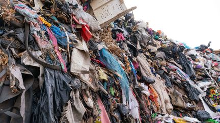 La mode éphémère et les déchets plastiques encombrent une décharge à Accra au Ghana, le 07 février 2022 (MUNTAKA CHASANT/SHUTTERSTOCK/SIP / SIPA)