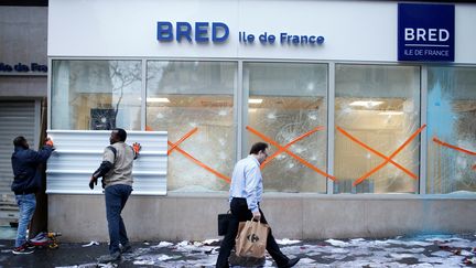 Une agence bancaire vandalisée à Paris, le 2 décembre 2018, au lendemain de la mobilisation des "gilets jaunes". (STEPHANE MAHE / REUTERS)