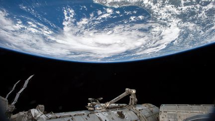 Une photo de la Terre prise par l'astronaute Scott Kelly &agrave; bord de la Station spatiale internationale, le 15 juin 2015. (SCOTT KELLY / NASA / AFP)