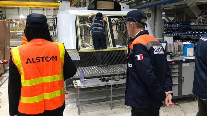 Des employés français et kazakhs dans une usine Alstom au Kazakhstan. (PAUL BARCELONNE / RADIOFRANCE)