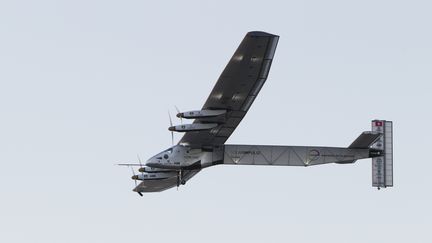 Solar Impulse 2 piloté par Bertrand Piccard s'envole de l'aéroport de Kalaeloa à&nbsp;Hawaii, le 21 avril 2016. (EUGENE TANNER / AFP)