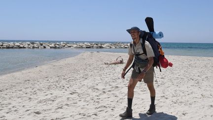 Rêveur, Mohamed Oussama Houij est aussi réaliste: «L'action de 300 kilomètres n'est pas vraiment celle de nettoyer parce que je sais que je ne suis qu'une goutte d'eau dans l'océan. Mais je veux sensibiliser les gens à ce problème. Je veux qu'ils commencent à se dire: Attendez! Ce n'est pas normal, toutes ces bouteilles, tous ces bouchons, tous ces sacs en plastique !» En 2017, Mohamed Oussama Houij avait déjà lancé une action citoyenne similaire, "Zabaltouna" (vous nous envahissez d'ordures) pour dénoncer la pollution des rues.
 (FETHI BELAID / AFP)