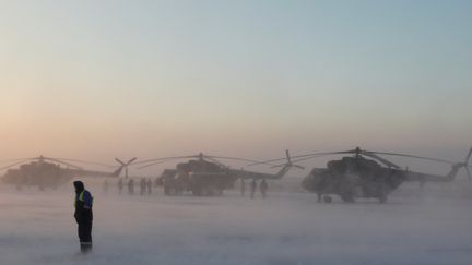 Des équipes de secouristes, en plein brouillard, avant l'atterrissage du vaisseau Soyouz transportant trois astronautes, à&nbsp;Jezkazgan (Kazakhstan), le 20 décembre 2018.&nbsp; (SHAMIL ZHUMATOV / REUTERS)