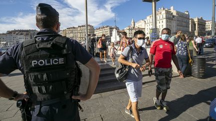 Contrôle de police sur le port du masque sur le Vieux-Port à Marseille (Bouche-du-Rhône), le 17 août 2020. (MAXPPP)