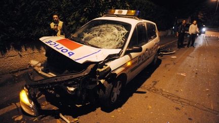 La voiture de police impliquée dans l'accident du 25 novembre 2007 à Villiers-le-Bel où deux adolessents ont été tués. (AFP/MARTIN BUREAU)