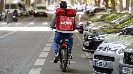 Un livreur Cajoo à vélo à Lyon (Rhone). (MAXIME JEGAT / MAXPPP)