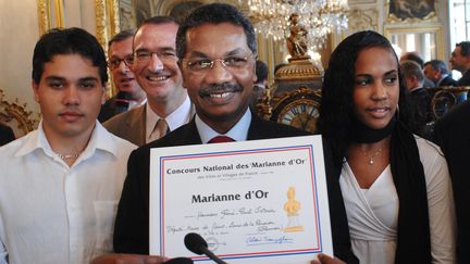 Le d&eacute;put&eacute;-maire de Saint-Denis de La R&eacute;union, Ren&eacute;-Paul Victoria (C), Le d&eacute;put&eacute;-maire de Saint-Denis de La R&eacute;union,pose, le 18 avril 2007 au S&eacute;nat, &agrave; Paris. (MARTIN BUREAU / AFP)