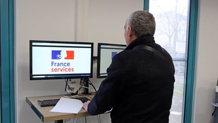 Un usager utilise France services, un guichet unique sur internet qui donne accès dans un seul et même lieu à différentes démarches administratives. (VANESSA MEYER / MAXPPP)