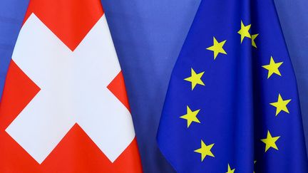 Le drapeau suisse (à gauche) et le drapeau européen (à droite). (FRANCOIS WALSCHAERTS / POOL / AFP)