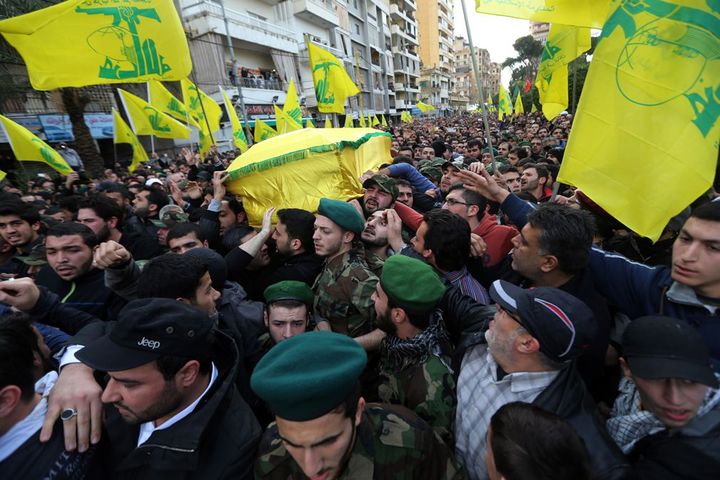 Dans la banlieue sud de Beyrouth, funérailles de Jihad Moughniyé, membre du Hezbollah tué par une frappe israéienne le 19 janvier 2015. Il était le fils de Imad Moughniyé, dirigeant militaire du parti chiite libanais, tué lui-même à Damas en février 2008. (JOSEPH EID/AFP)