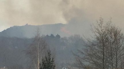 Vue de l'incendie depuis Ascain (Pyrénées-Atlantiques). (PAUL NICOLAÏ / FRANCE-BLEU PAYS BASQUE)