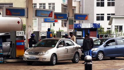 A Addis-Abeba, les voitures font la queue aux stations d'essence pour se ravitailler lors d'une grave pénurie de carburant, le 19 juillet 2017. (MINASSE WONDIMU HAILU / ANADOLU AGENCY)