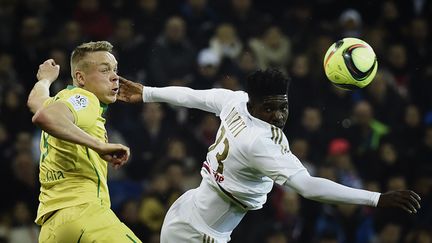 Sigthorsson (Nantes) à la lutte avec Umtiti (Lyon) (JEFF PACHOUD / AFP)