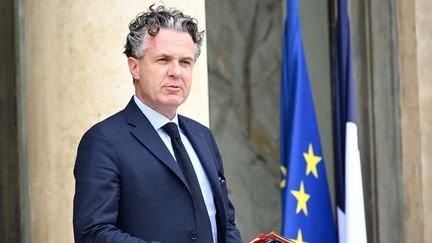 Le ministre français de la Transition écologique et de la Cohésion des territoires, Christophe Béchu, quitte l'Elysée à l'issue du conseil des ministres, le 18 octobre 2023. (BERTRAND GUAY / AFP)