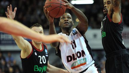 Erving Walker (au centre) sous les couleurs de Dijon (CHRISTOF STACHE / AFP)