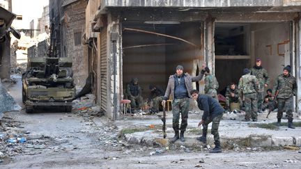 Des troupes syriennes pro-gouvernementales dans la vieille ville d'Alep, le 8 décembre 2016. (GEORGE OURFALIAN / AFP)