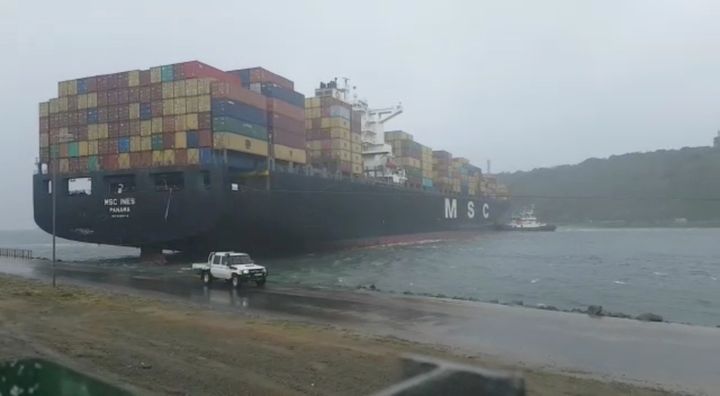 Un porte-conteneurs a dérivé, poussé littéralement à l'entrée du port de Durban&nbsp;(Afrique du Sud), le 10 octobre 2017 (REUTERS)