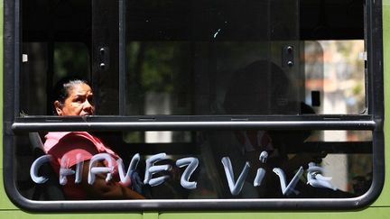 Inscription "Que vive Chavez" sur un bus &agrave; Caracas (Venezuela), le 20 f&eacute;vrier 2013. (GERALDO CASO / AFP)