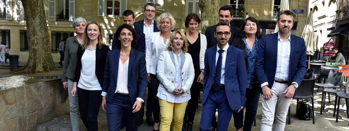 Aziz S'Kalli Bouaziza (en costume-cravate), le 11 mai 2017 à Bordeaux, aux côtés des autres candidats de La République en marche aux élections législatives en Gironde. (GEORGES GOBET / AFP)