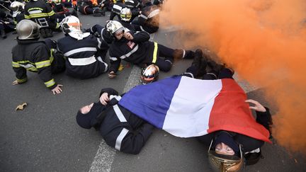 Sit-in de pompiers place de la Nation à Paris, contre les violences subies en intervention et les baisses de budget, le 24 novembre 2016. (ALAIN JOCARD / AFP)