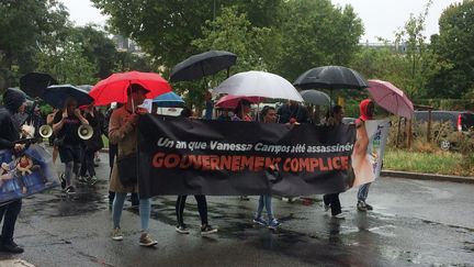 Une cinquantaine de personnes marchent pour rendre hommage à Vanesa Campos, prostituée transgenre, tuée il y a un an au Bois de Boulogne. (ARIANE GRIESSEL / RADIO FRANCE)