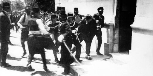 L'arrestation à Sarajevo, le 28 juin 2014, de Gavrilo Princip. Ce dernier vient d'assassiner l'archiduc François-Ferdinand, héritier du trône d'Autriche-Hongrie.  (AFP - The Picture Desk - The Art Archive)