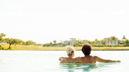 Un couple se relaxant dans un lac.&nbsp; (ALE VENTURA / MAXPPP)