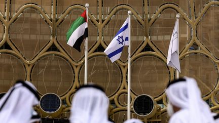 Le drapeau d'Israël juxtaposé avec celui des Émirats arabes unis lors de l'Exposition universelle en 2020 à Dubaï. Photo d'illustration. (KARIM SAHIB / AFP)