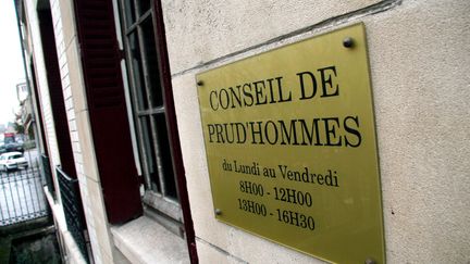 Plaque sur l'immeuble du conseil de prud'hommes de Thionville (Moselle). (MAXPPP)
