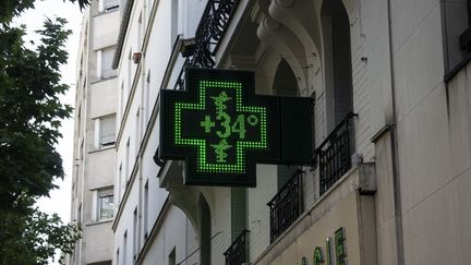 Le thermomètre d'une pharmacie affiche 34 °C à Paris, le 17 juin 2022. (MAGALI COHEN / HANS LUCAS / AFP)