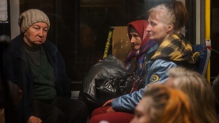 Des personnes évacuées de Marioupol arrivent en bus dans une zone d'enregistrement et de traitement des personnes déplacées à Zaporijia (Ukraine), le 8 mai 2022. (DIMITAR DILKOFF / AFP)