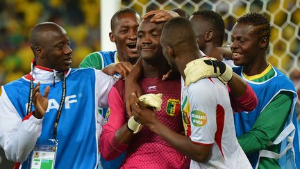 Le gardien malien Soumbeyla Diakite est f&eacute;licit&eacute; par ses co&eacute;quipiers apr&egrave;s la victoire du Mali aux tirs au but contre l'Afrique du Sud le 2 f&eacute;vrier 2013 &agrave; la Coupe d'Afrique des Nations en Afrique du Sud. (BEN STANSALL / AFP)