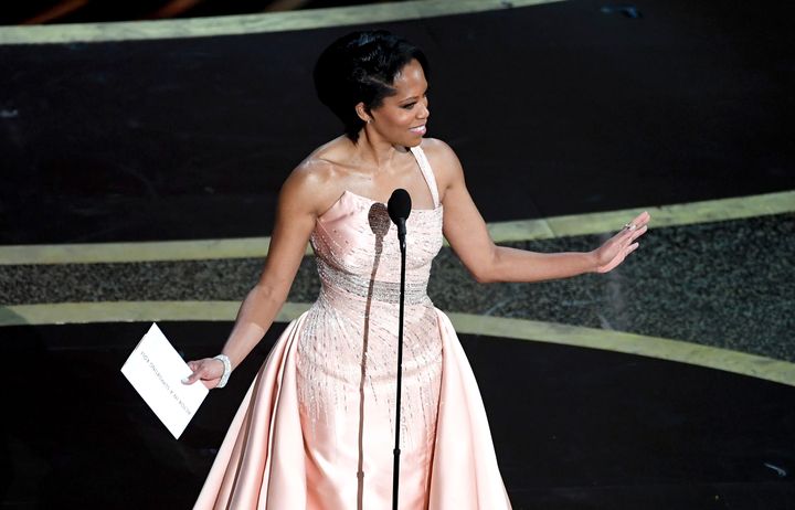 Regina King en&nbsp;robe Versace rose tendre à encolure asymétrique, avec une seule bretelle et un corsage brillant argenté.&nbsp;92e cérémonie des Oscars, dans la nuit du dimanche 9 au lundi 10 février à Los Angeles.&nbsp; (KEVIN WINTER / GETTY IMAGES NORTH AMERICA)