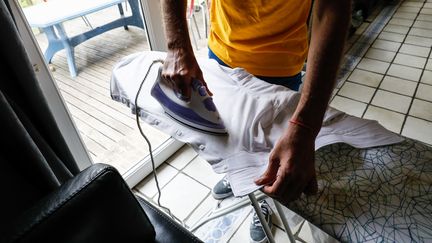 Un homme repasse une chemise. Photo d'illustration. (LAURE BOYER / HANS LUCAS / VIA AFP)