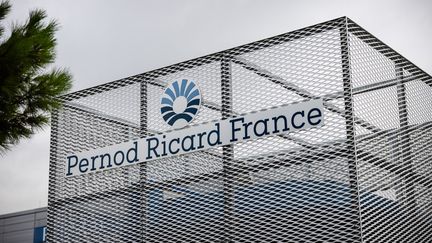 Depuis le lundi 2 septembre, jour de la signature de l'accord avec le club parisien, la polémique ne cesse d'enfler et de nombreux supporters marseillais appellent au boycott du Pernod Ricard. (CLEMENT MAHOUDEAU / AFP)