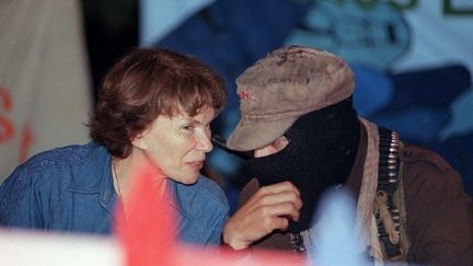 Danielle Mitterrand avec le sous-commandant Marcos en 1996 à Mexico (AFP)