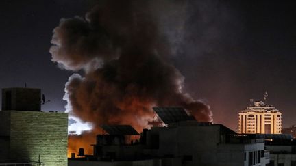 Des frappes israéliennes tombent sur des bâtiments de la bande de Gaza, le 18 mai 2021. (MUSTAFA HASSONA / ANADOLU AGENCY / AFP)