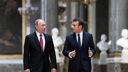 Vladimir Poutine et Emmanuel Macron, le 29 mai 2017 au château de Versailles (Yvelines).&nbsp; (STEPHANE DE SAKUTIN / AFP)