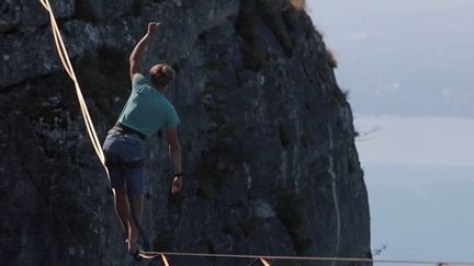 Amateur de sensations fortes Antoine Mesnage, nous parle de sa passion pour la highline.
Avec une marche à plus de 3500 m d'altitude dans Les Périades.