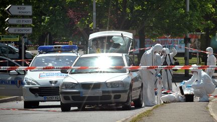 La voiture des policiers municipaux sur la scène de la fusillade, à Villiers-sur-Marne (Val-de-Marne), le 20 mai 2010. (BERTRAND LANGLOIS / AFP)